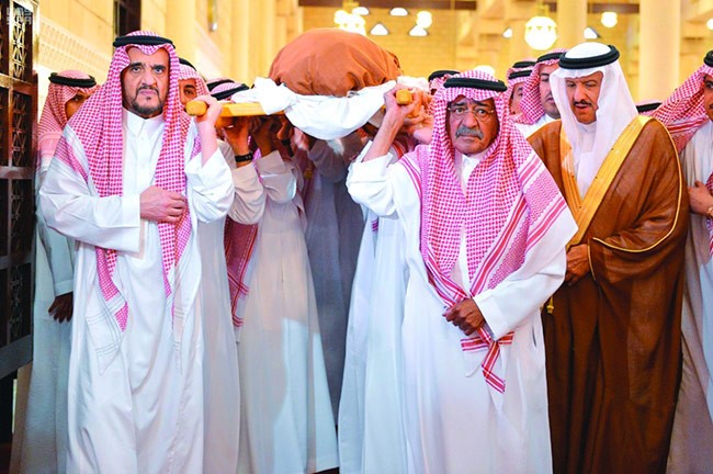 الأميران أحمد بن عبدالعزيز ومقرن بن عبدالعزيز يحملان نعش الأمير منصور بن مقرن (واس) 