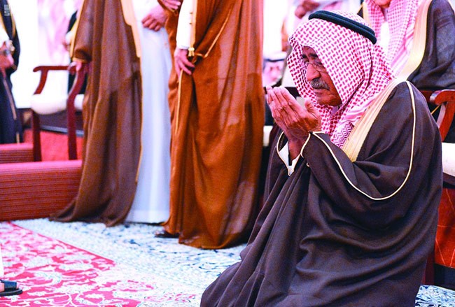 الأمير مقرن بن عبدالعزيز خلال صلاة الميت على الأمير منصور ومرافقيه (واس) 