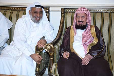 عبد العزيز الزايد خلال حديثه مع د.عبدالله المنيع