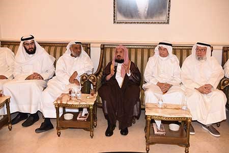 د.عبدالله المنيع متوسطا عبد العزيز الزايد وأحمد الزايد والوزير السابق أحمد باقر وعدد من الحضور