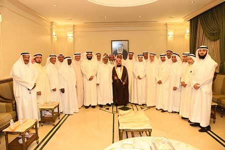 د.عبدالله المنيع وأحمد باقر وجمع من الحضور في لقطة تذكارية
