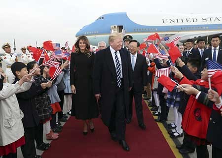 الرئيس الأميركي وزوجته ميلانيا لدو وصولهما إلى مطار بكين 