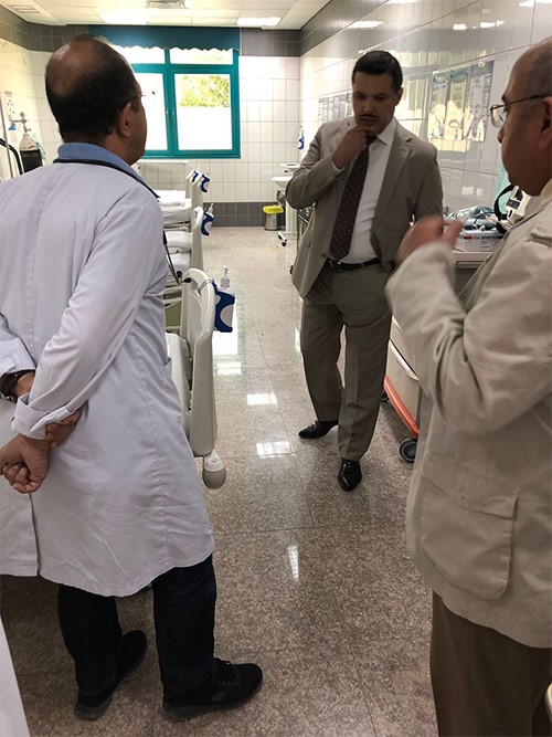 وزير الصحة يتفقد أحد المراكز الطبية ويعد ببحث شكاوى الممرضين الوافدين