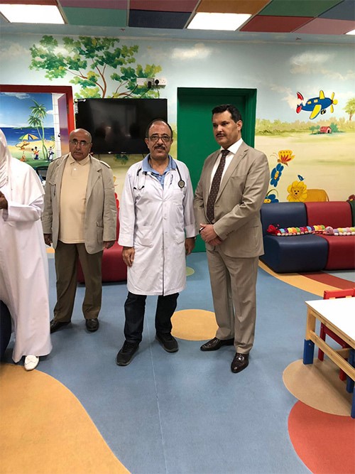 وزير الصحة يتفقد أحد المراكز الطبية ويعد ببحث شكاوى الممرضين الوافدين