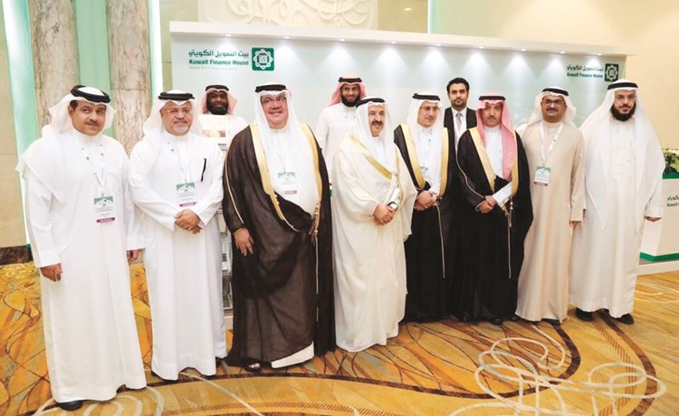 عيسى الدويشان مع بعض المشاركين﻿