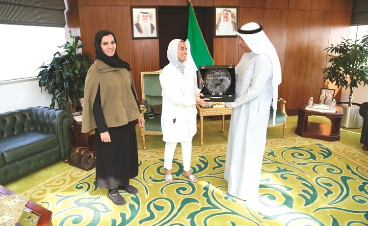 د. فالح العزب مكرما شيخة الماجد بحضور هنادي الحميدي﻿