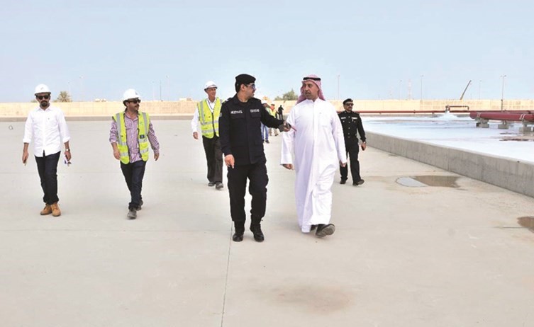 اللواء خالد عبدالله فهد والفريق المرافق خلال جولة بالمحطة﻿