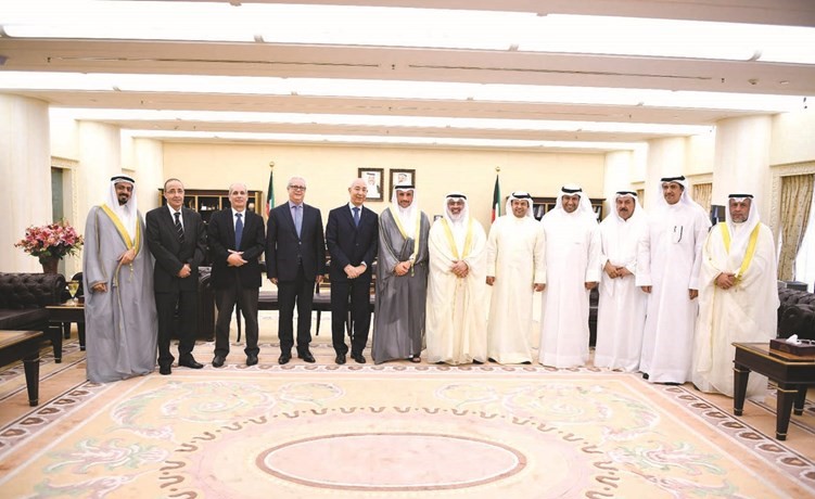 رئيس مجلس الأمة مرزوق الغانم خلال استقباله رئيس المجلس الأعلى للحسابات بالمملكة المغربية ادريس جطو بحضور خالد العتيبي وخلف دميثير والحميدي السبيعي وفيصل الكندري وعادل الصرعاوي﻿
