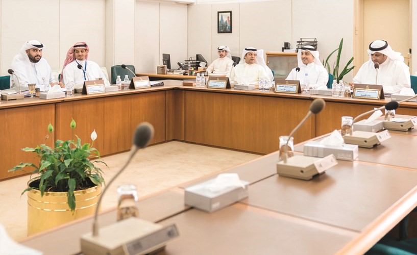 الحميدي السبيعي وأحمد الفضل وفيصل الكندري اثناء اجتماع لجنة الاولويات﻿