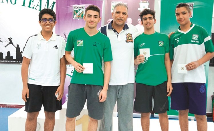 مدير لعبة المبارزة في النادي العربي خالد عبدالنبي مع الأشبال ﻿