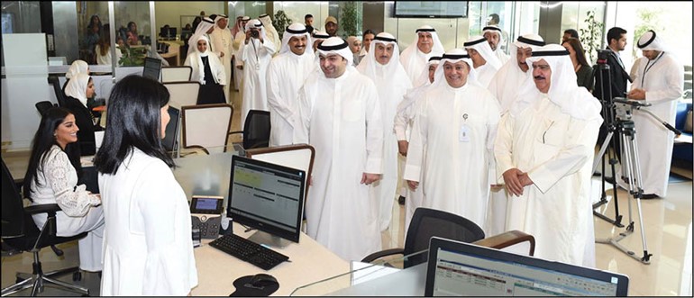 الوزير ياسر أبل ود.صلاح المضف والفريق متقاعد ثابت المهنا خلال جولة داخل بنك الائتمان     (متين غوزال)