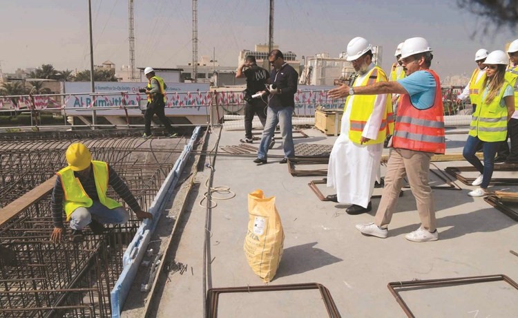م.عبدالرحمن المطوع متفقدا الاعمال في مشروع جسر دوار البدع ﻿