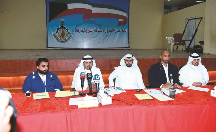 محمد الهاجري ومحسن بوصليب وعدد من أعضاء مجلس إدارة نقابة نفط الكويت خلال المؤتمر الصحافي(احمد علي)﻿