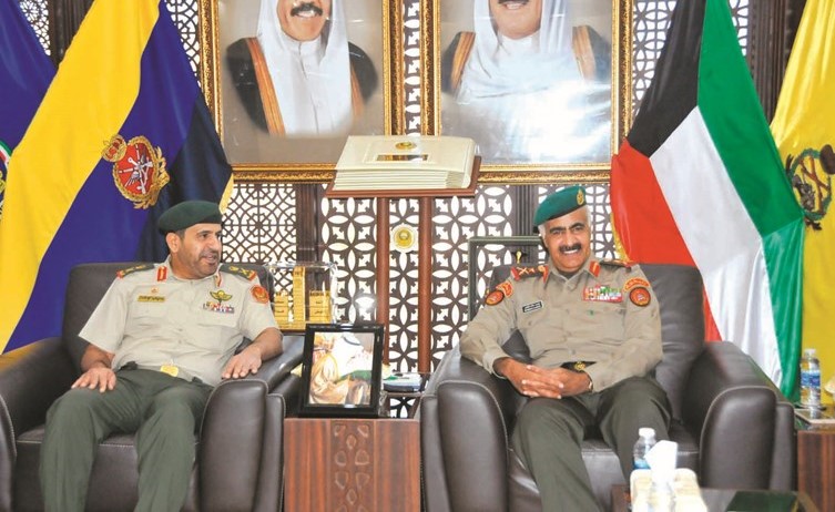 رئيس الأركان الفريق الركن محمد الخضر مستقبلا اللواء الركن أحمد علي بن حميد آل علي ﻿