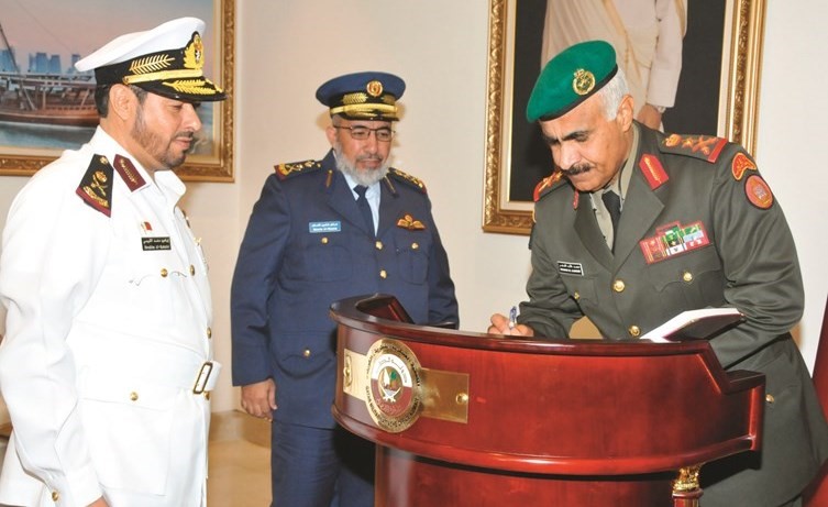 الفريق الركن محمد الخضر أثناء تسجيل كلمته في سجل شرف مكتب الملحقية العسكرية القطرية بالكويت بحضور اللواء الركن بحري إبراهيم الكبيسي ﻿