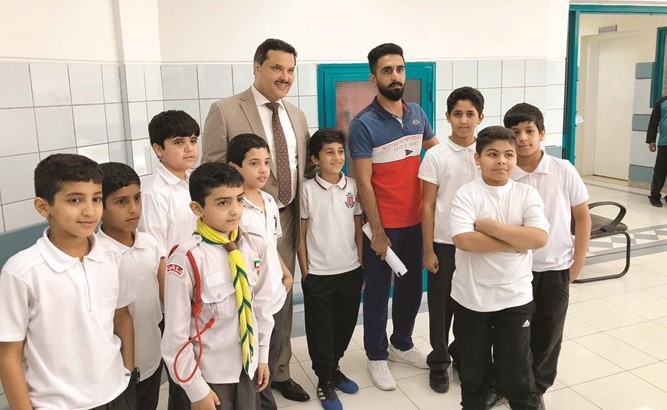 د.جمال الحربي مع مراجعي المركز من الأطفال﻿