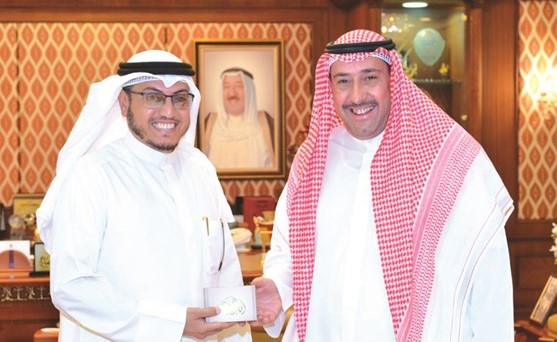 الحمود استقبل مدير إدارة شؤون القرآن الكريم.. وقدم 300 مصحف للإدارة