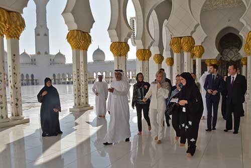 للمرة الأولى.. زوجة "ماكرون" بالحجاب خلال زيارتها للمسجد الكبير فى أبو ظبى
