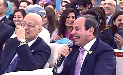بالفيديو.. الرئيس السيسي ضاحكًا: "عايزين رئيس وزراء ست"