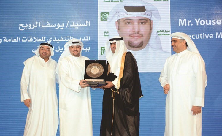 خالد الروضان مكرما يوسف الرويح بحضور يوسف خالد المرزوق وقصي الشطي﻿