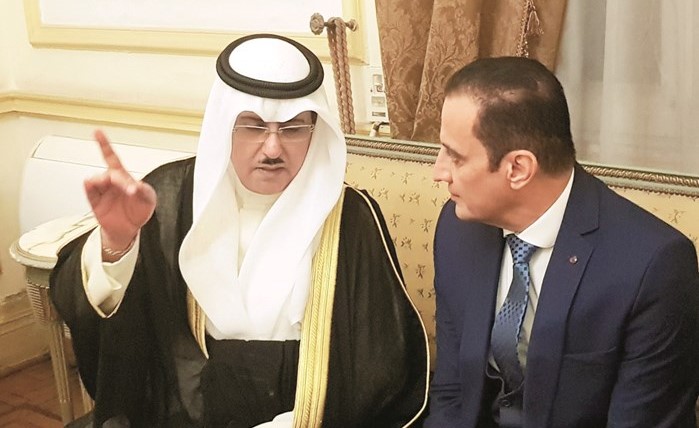 الشيخ فهد المبارك الصباح في حديث جانبي مع طارق علام﻿