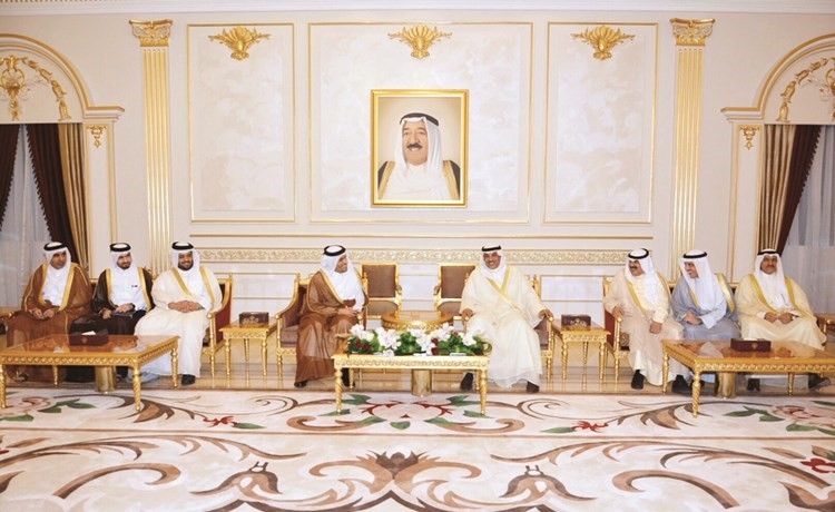 الشيخ صباح الخالد خلال اجتماعه مع الشيخ محمد بن عبدالرحمن آل ثاني بحضور خالد الجارالله والشيخ د. أحمد ناصر المحمد وضاري العجران﻿