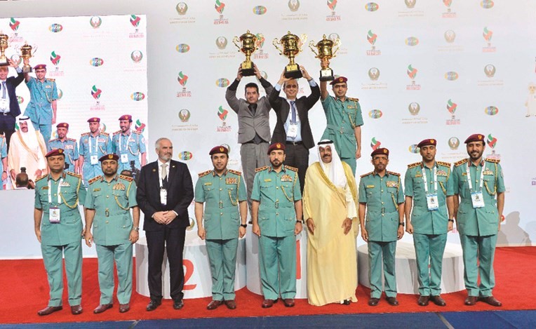 رئيس الاتحاد الرياضي الدولي للشرطة الشيخ أحمد النواف مع الفرق الفائزة بالألقاب﻿