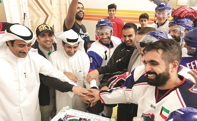 لاعبو المنتخب الوطني يحتفون بالعجمي ومجلس الادارة ﻿