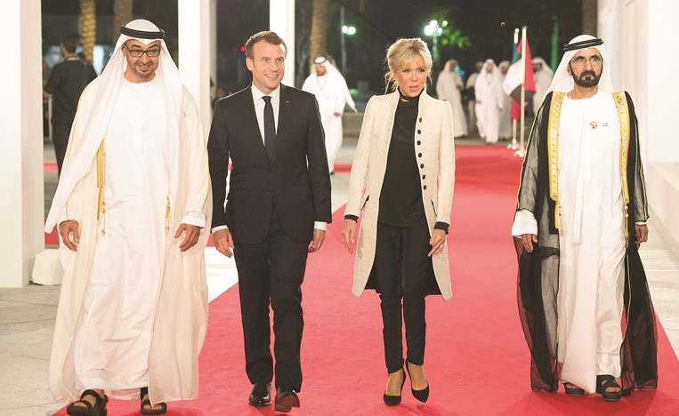 نائب رئيس دولة الإمارات رئيس مجلس الوزراء حاكم دبي صاحب السمو الشيخ محمد بن راشد آل مكتوم وولي عهد أبوظبي صاحب السمو الشيخ محمد بن زايد آل نهيان والرئيس الفرنسي إيمانويل ماكرون﻿﻿ قبيل حضورهم افتتاح متحف اللوفر أبوظبي أول من أمس﻿