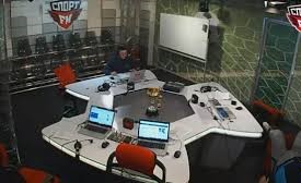 بالفيديو.. محلل رياضي يكسر مقعده ويسقط على الارض اثناء لقاء على الهواء