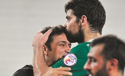 المدافع احمد مقبلا رأس والده المدرب محمد ابراهيم﻿
