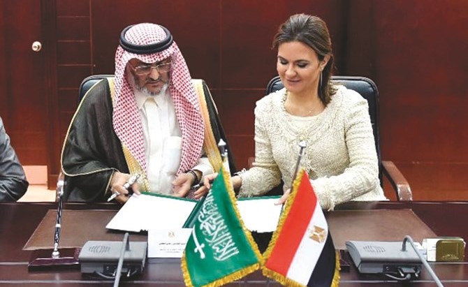 د.سحر نصر خلال توقيع إحدى الاتفاقيتين مع ممثل لجنة منحة المملكة العربية السعودية م.حسن العطاس﻿