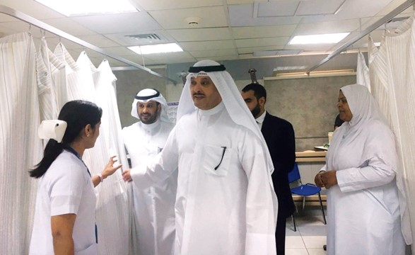 د.جمال الحربي خلال جولة تفقدية لمستشفى الجهراء أمس