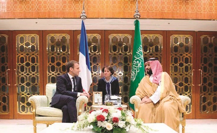 صاحب السمو الملكي الأمير محمد بن سلمان ولي العهد نائب رئيس مجلس الوزراء وزير الدفاع السعودي مستقبلا الرئيس الفرنسي إيمانويل ماكرون أول من أمس	(واس) ﻿