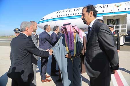سمو ولي العهد الشيخ نواف الأحمد لدى وصوله إلى إيطاليا وفي استقباله السفير الشيخ علي الخالد 