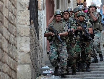 إصابة 3 عسكريين لبنانيين في مداهمة لملاحقة مطلوبين