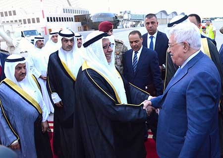 الرئيس الفلسطيني يصل البلاد وفي استقباله الشيخ علي الجراح 