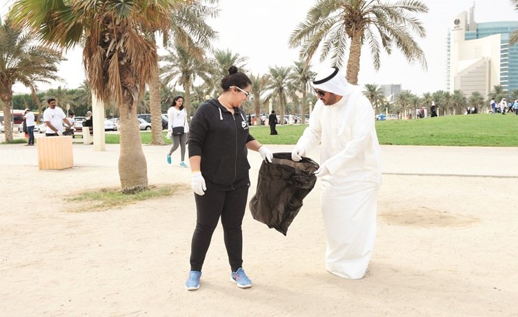الشيخ عبدالله الأحمد مشاركا في تنظيف شاطئ الشويخ﻿