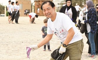 السفير الياباني تاكاشي اسيكي خلال الحملة﻿