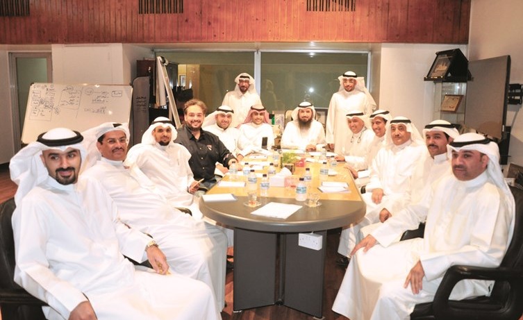 م.فيصل العتل والمشاركون في التوقيع﻿