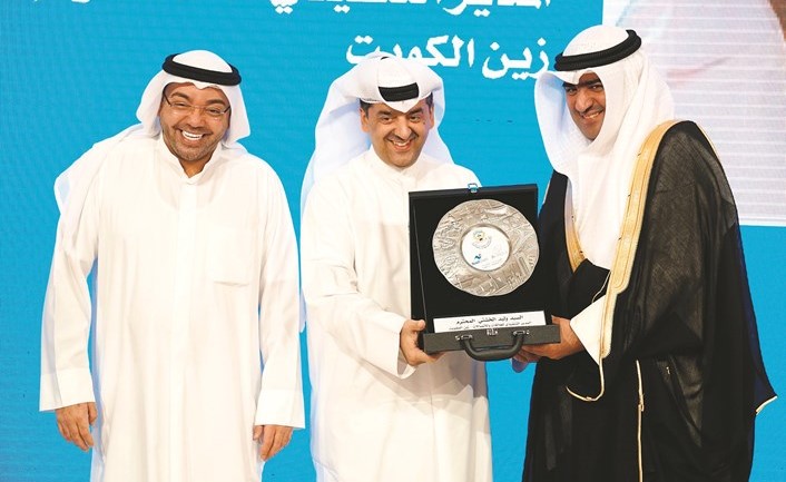 خالد الروضان مكرما زين ممثلة بوليد الخشتي بحضور يوسف خالد المرزوق﻿