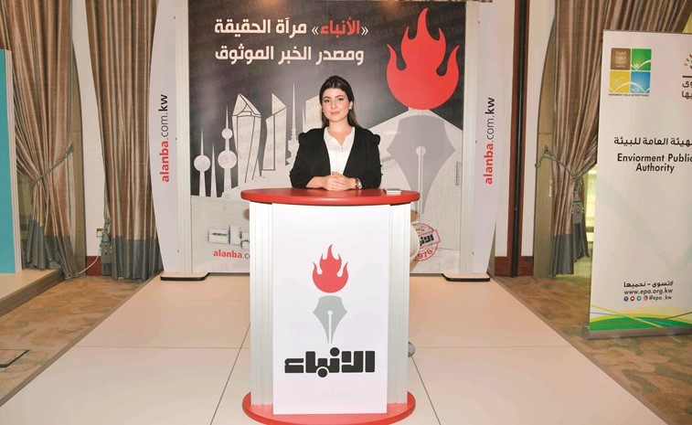 الزميلة ألين البيطار في جناح الأنباء بالمعرض المصاحب﻿