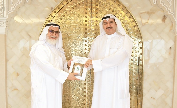عبد المحسن الخرافي يهدي الكتاب لحمد المرزوق ﻿