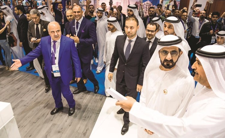 الشيخ محمد بن راشد مستمعا لشرح عن الريفييرا من فرهاد وموريس عزيزي﻿