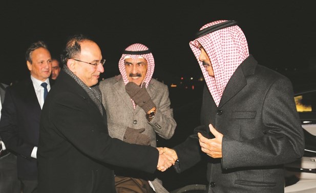 سمو ولي العهد الشيخ نواف الاحمد لدى مغادرته الولايات المتحدة وفي وداعه السفير الشيخ سالم العبدالله ومنصور العتيبي ويبدو الشيخ مبارك الفيصل﻿