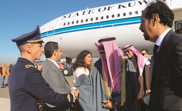 سمو ولي العهد مصافحا مستقبليه بحضور السفير الشيخ علي الخالد﻿