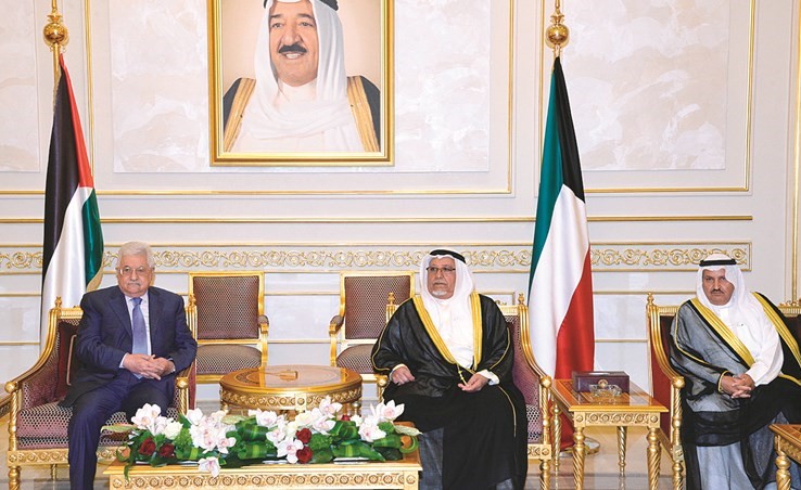 الشيخ علي الجراح والمستشار محمد ضيف الله شرار مع الرئيس الفلسطيني محمود عباس﻿