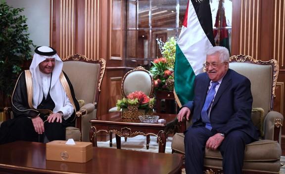 الرئيس الفلسطيني محمود عباس مستقبلا الأمين العام لمنظمة التعاون الإسلامي د. يوسف بن أحمد العثيمين في مقر إقامته بقصر بيان