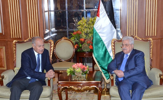الرئيس الفلسطيني مستقبلا الأمين العام لجامعة الدول العربية أحمد أبوالغيط في مقر إقامته بقصر بيان