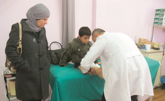 جانب من عملية تركيب الأطراف الصناعية للطفل الفلسطيني عطية بني عودة ﻿
